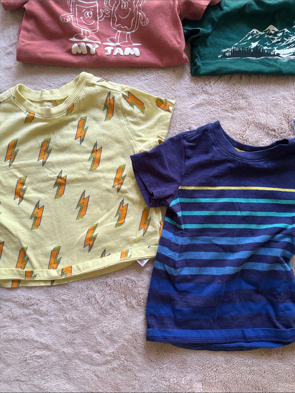 2T lot of summer boy clothes - Picture 2 of 4